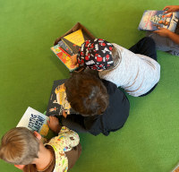 kinder beim lesen