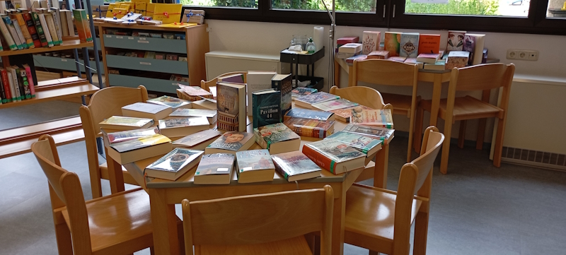 Büchertisch