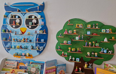 Tonieregale in der Bücherei Fließ