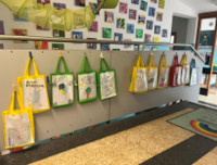 büchertaschen an der garderobe