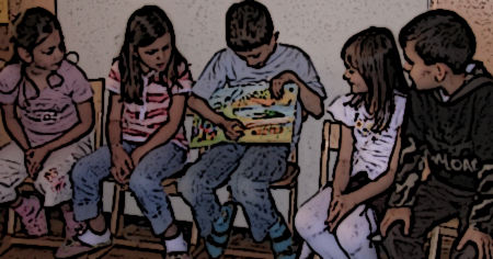 Kinder lesen im Stuhlkreis ein Kinderbuch
