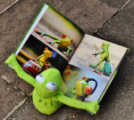 Titelbild: Kermit der Frosch liest ein Bilderbuch